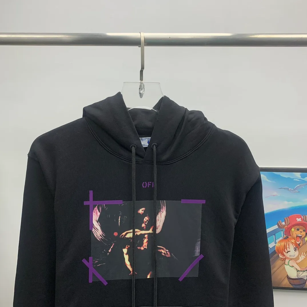 The top tested version of Off-White 2023 new autumn and winter Angel Caravaggio spray-painted arrow hooded sweatshirt. The craftsmanship of this model can be said to be very difficult. There is a direct comparison between our home and many versions on the market. You can more clearly distinguish between good and bad just by looking at the prints. This printing uses Kornit's digital direct-injection process. The entire printing effect is like drawing lines with a marker pen. The imitation effect can achieve the same visual effect as the real thing. The main reason is that the color transition of this printing is too small, which makes it impossible to directly copy the pattern when scanning. The image must be manually enlarged more than 40 times, and then adjusted bit by bit to add a soft color (white) effect. The fabric is made of 480g large fish scale pure cotton terry dyed in a vat, which is a big launch and has a full drape. Full set of customized accessories, washed, labeled. Guaranteed to be the top product on the market.  Color: Black Size: XS-L P:410
